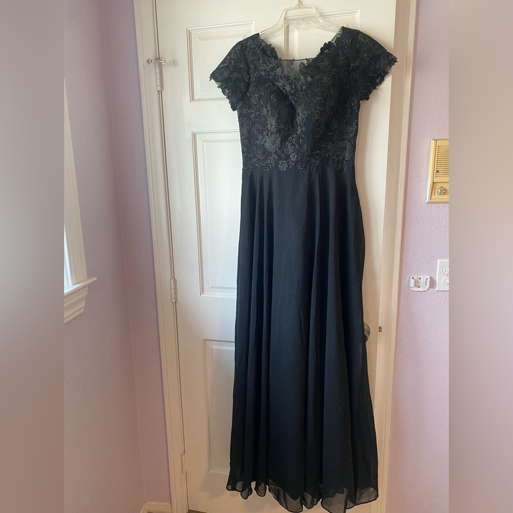 Elegant Black Lace Evening Dress